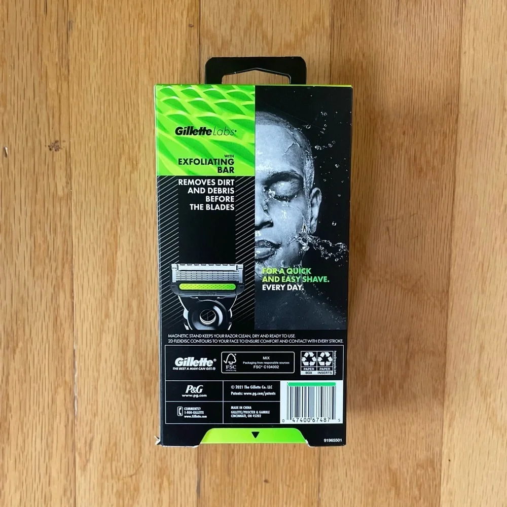 Gillette Labs Exfoliating Bar Razor with 2 Blade Refills & Magnetic Stand